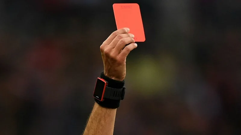 Thẻ đỏ là hình thức xử phạt ngay tức thời đối với cầu thủ trên sân